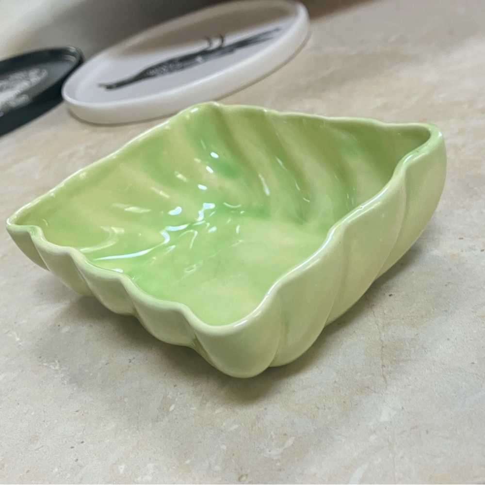 Cute vintage jewelry/candy dish